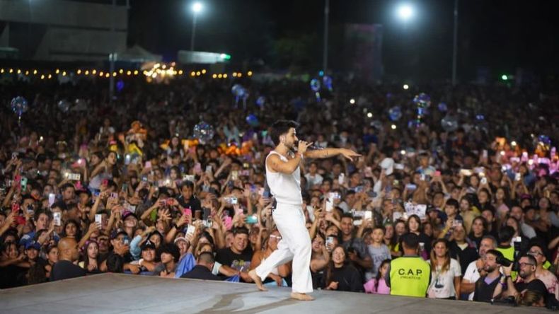 Miles De Vecinos Disfrutaron La Cuarta Noche De Carnaval Con El Cierre