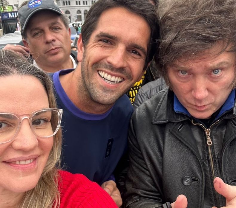 Juan Mart&iacute;n Tito, Carolina P&iacute;paro y Javier Milei compartieron la caravana.