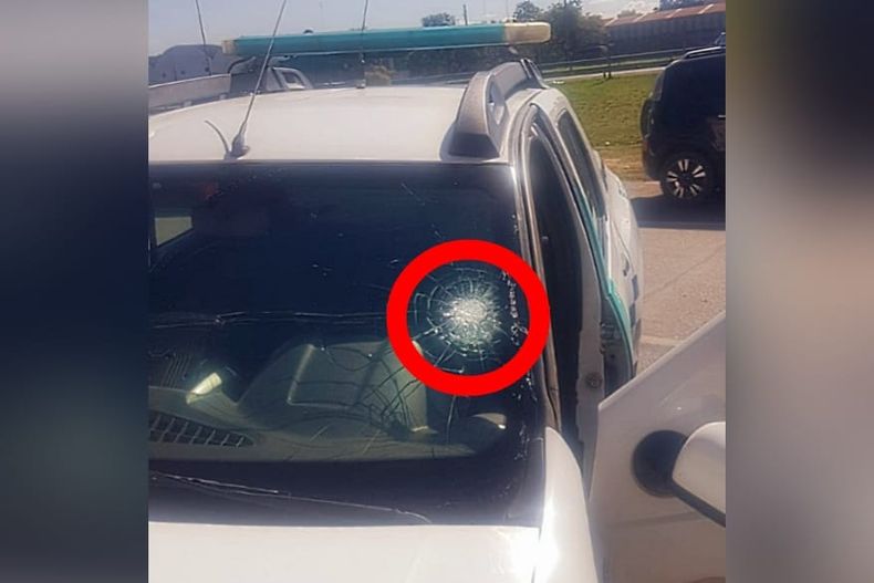 En el breve tiroteo, una bala impact&oacute; en el m&oacute;vil policial.