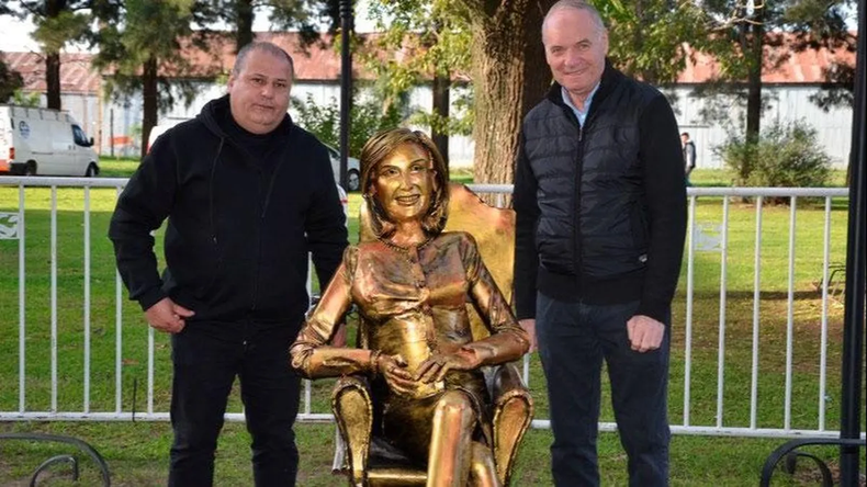 La diva de la televisión, Mirtha Legrand, fue homenajeada en Santa Fe recientemente con una estatua que fue más que criticada en las redes sociales.