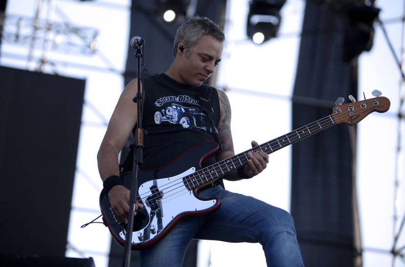 Luciano toma la bandera de Attaque 77.