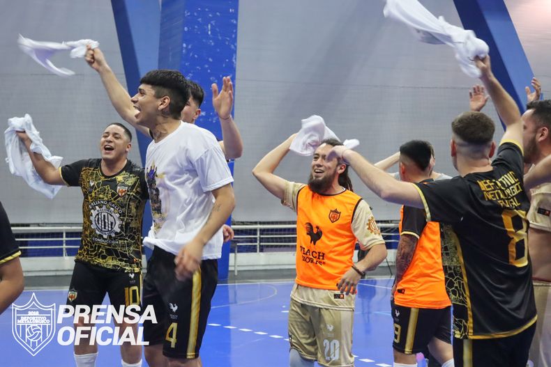 Los jugadores de Metal&uacute;rgico dan la vuelta ol&iacute;mpica tras ganar en Villa Luro.
