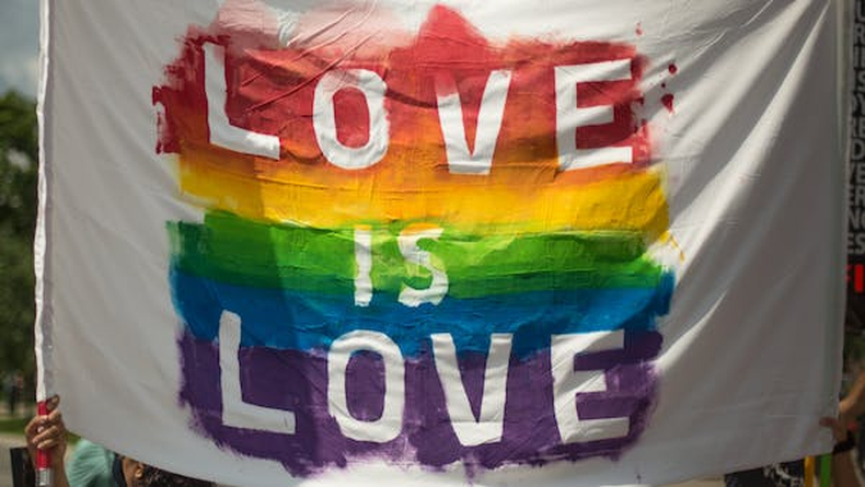 El arcoíris como símbolo emblemático del movimiento LGBT. 