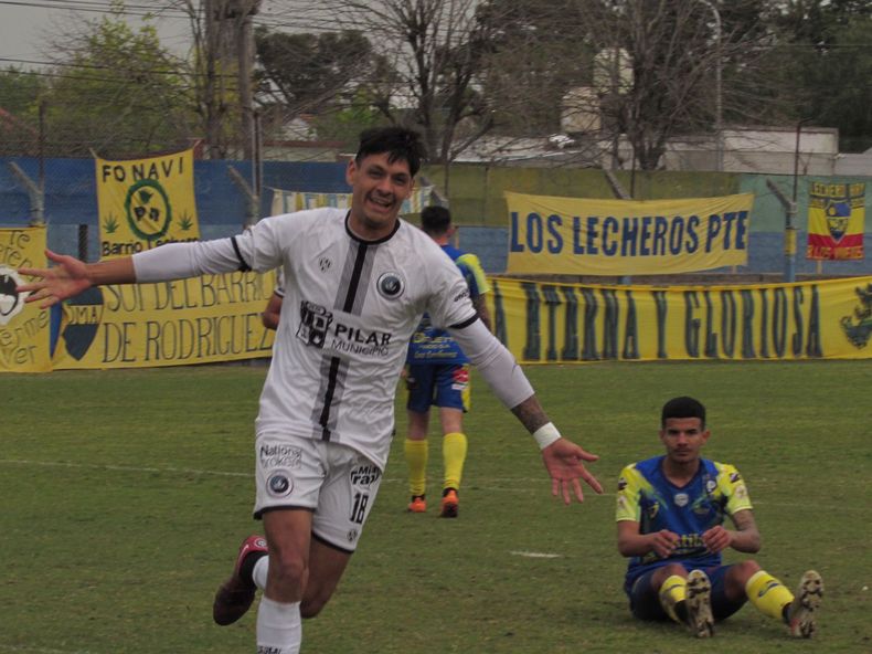 Antonio Samaniego festeja su primer gol en Real Pilar. Era el 2-0 ante Alem.