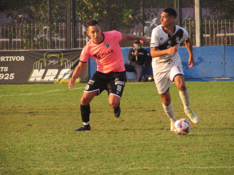 POR LA PELOTA. Juan Cruz Vera Borda intenta cortar la salida de Rodrigo Campanelli.