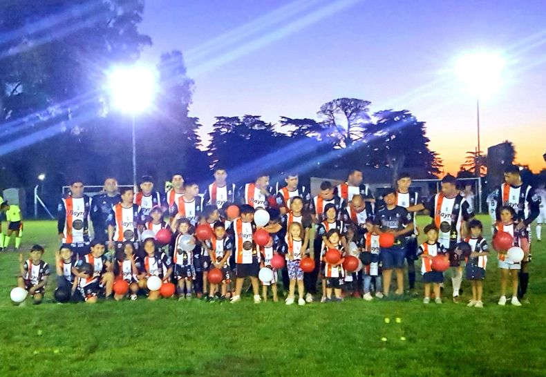 El primer equipo de Peruzzotti ingres&oacute; a la cancha con los chicos, en su debut como local en la Liga.