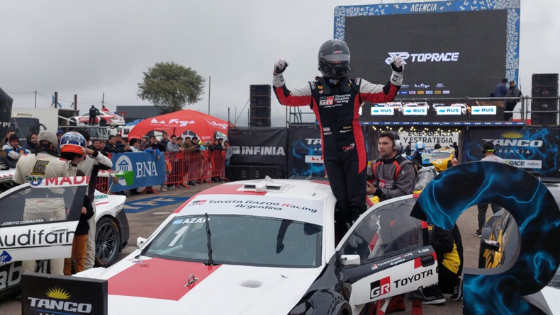 Azar festeja en el Lexus la victoria en la segunda carrera del TRV6.