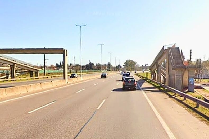 La víctima fue atropellada cuando cruzaba corriendo la autopista acompañada por su pareja. 