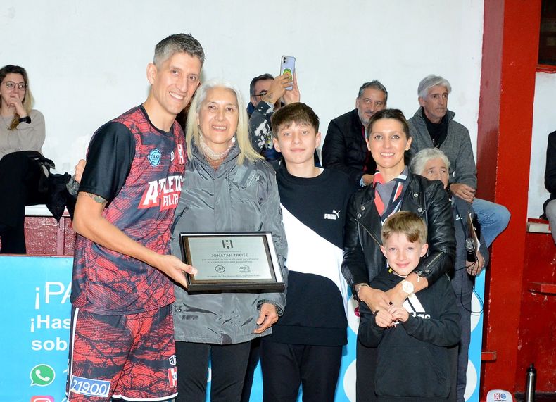 EN FAMILIA. Jony Treise fue homenajeado antes del partido.