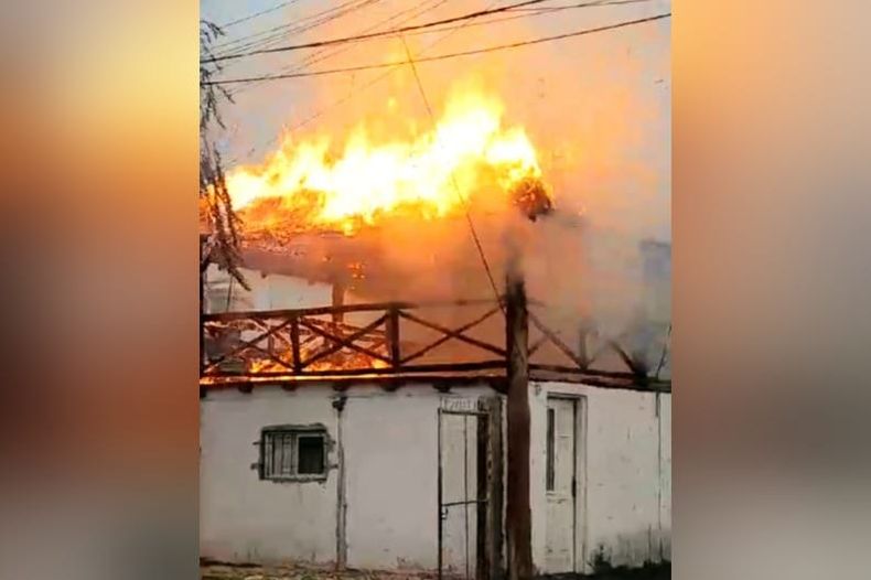 El incendio se desató en la planta alta de la vivienda. 