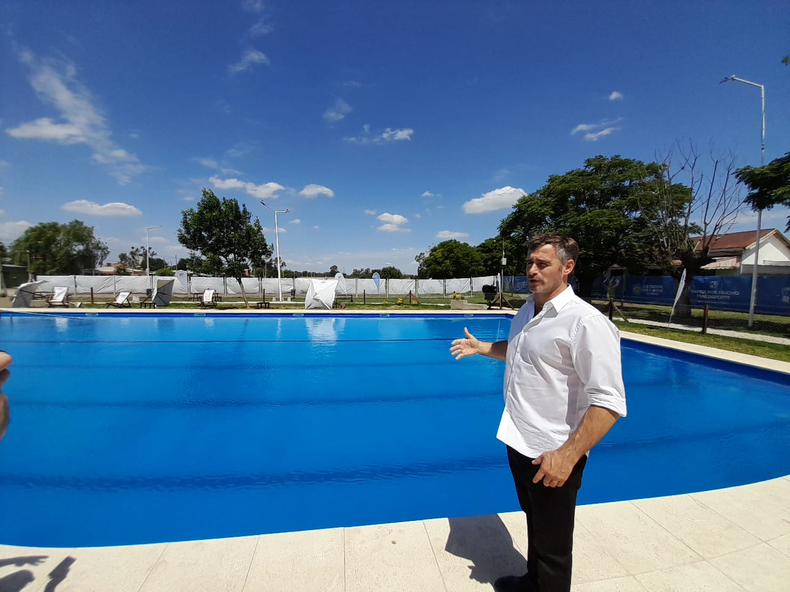 Federico Achával recorrió el nuevo club municipal. La pileta será clave para las colonias de verano.