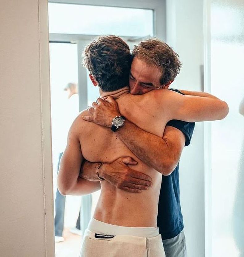 El abrazo de Franco Colapinto con su pap&aacute;, a pura emoci&oacute;n.