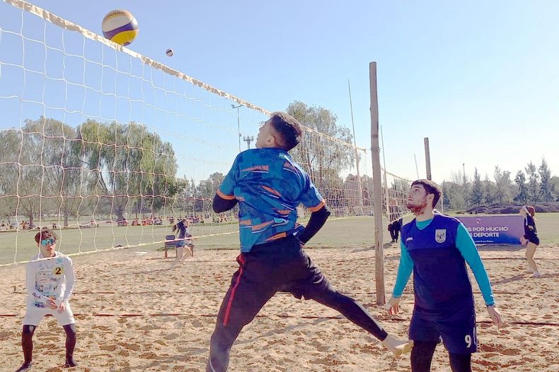 JUGADA. La actividad se desarrolló en las canchas de arena del polideportivo.