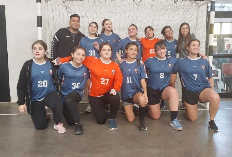 El equipo de las Cadetes de Muni Pilar que festejó en Munro.