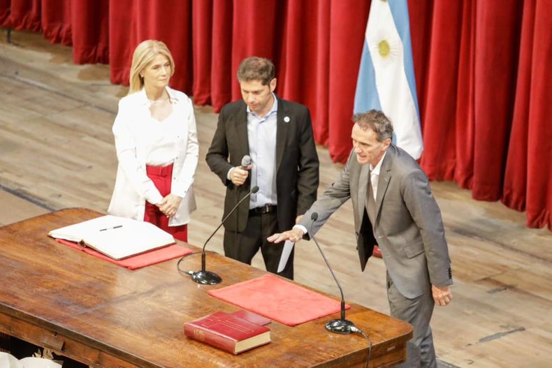 Kicillof y Magario le toman juramento a Gabriel Katopodis, flamante ministros de Infraestructura provincial.