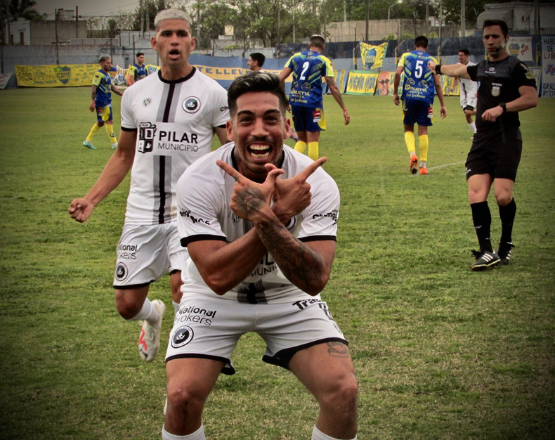 Nicolás Fittaioli sonríe en su festejo tras marcar la victoria parcial de Real Pilar.