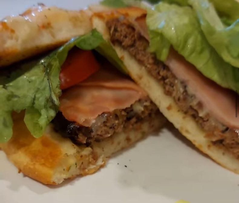 Novedad. El Portal de la Patagonia ofrece pizzas rellenas de hamburguesas.