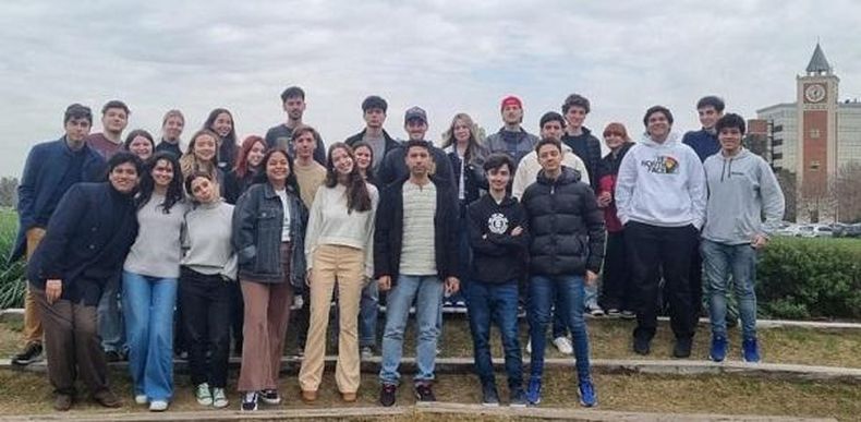 De los talibanes a Pilar. Suraj Samim con sus compa&ntilde;eros de la carrera de Relaciones Internacionales, en la Universidad Austral.