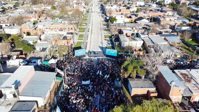 Federico Ach&aacute;val y Axel Kicillof hablaron ante los vecinos del barrio.