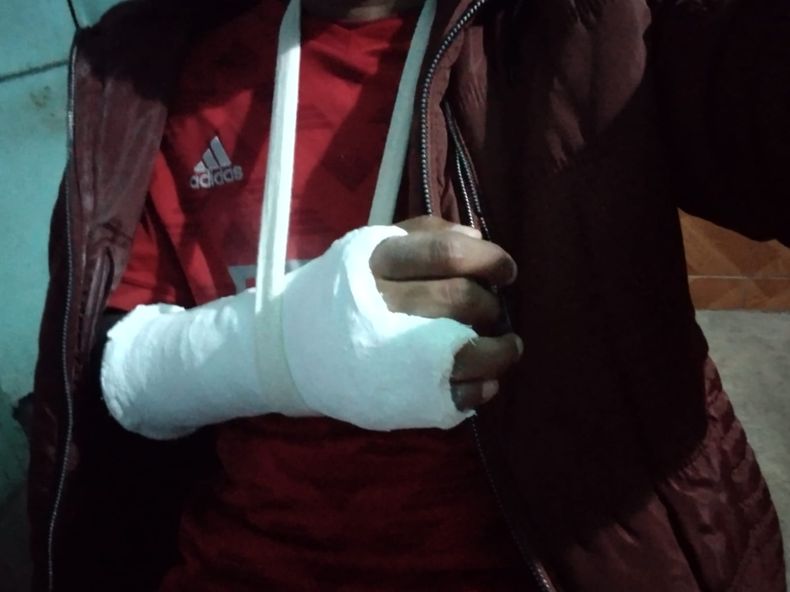 ATAQUE CONTRA UN ÁRBITRO. La víctima sufrió fracturas en dos de los dedos de su mano derecha. 