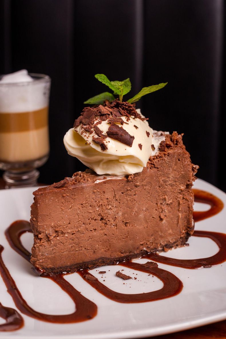 “CHOCOLATE CHEESECAKE”. Destaca su composición entre el chocolate y la suavidad del queso crema.