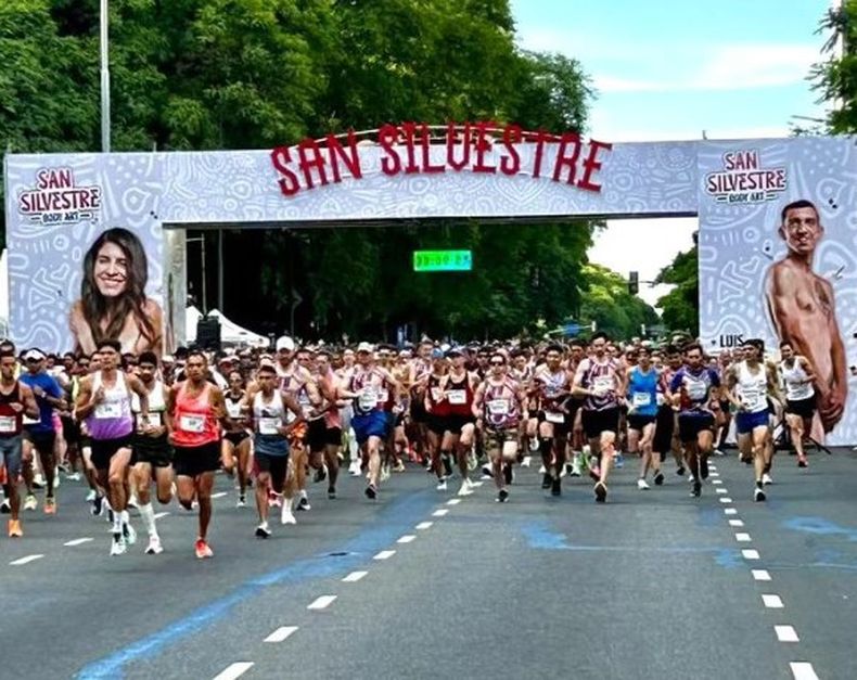Daiana Ocampo ilustrando la largada y la meta de San Silvestre.