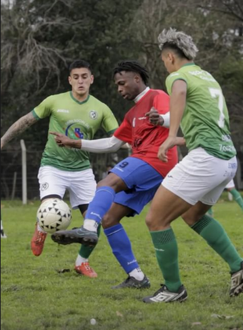 PELOTA. Andr&eacute;s Renter&iacute;a, de Per&uacute;, busca superar a dos defensores de Somra.