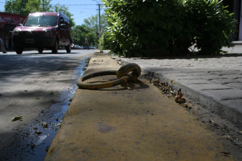 ALDABAS. Incrustadas en el cordón de la vereda, se utilizaban para atar a los caballos.