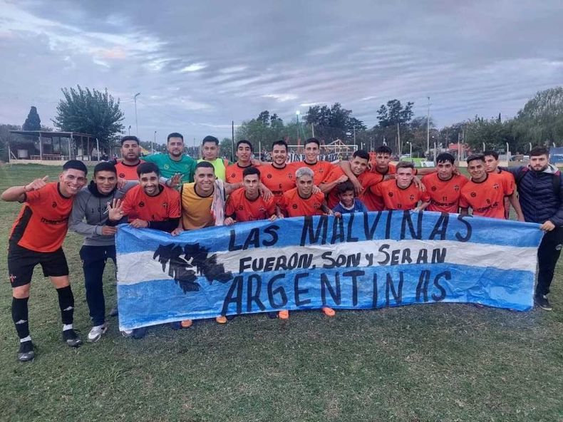 HOMENAJE. El plantel de Manzanares record&oacute; a los H&eacute;roes de Malvinas.