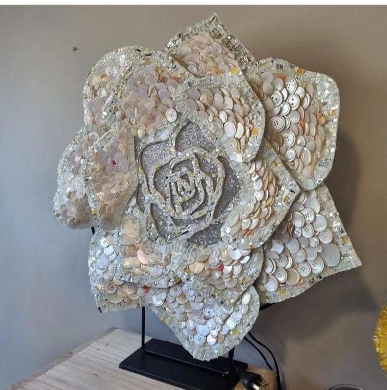 "Rota a&uacute;n florezco", la obra que le robaron a la artista Silvia Kuhn.