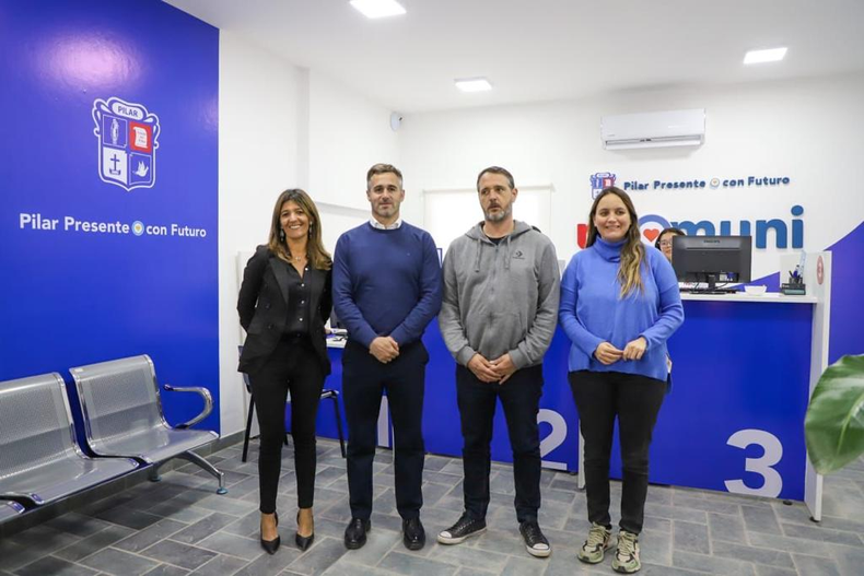 Ach&aacute;val recorri&oacute; el Punto Muni de Manuel Alberti junto a funcionarios y candidatos.