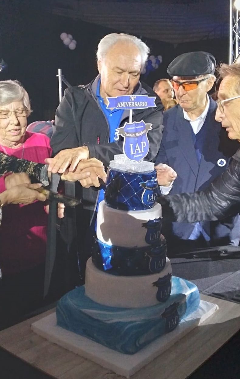 Omar Bouvier, entre Carlos Carey y Eduardo G&oacute;mez, cortando la torta del Instituto Almafuerte.