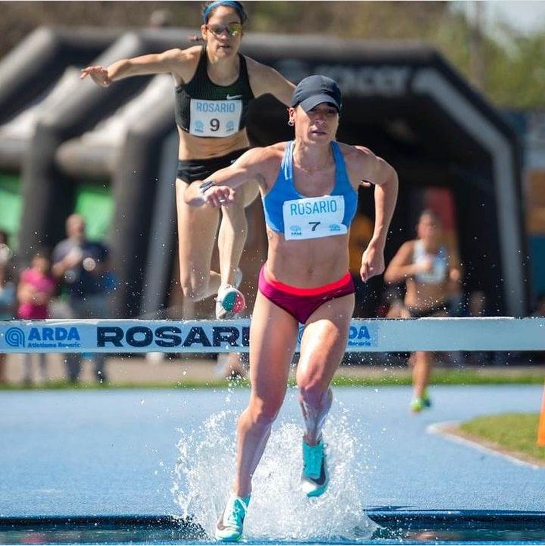 TRAMPA. Casetta superando el pozo de agua en la prueba de Rosario.