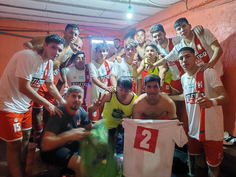 SEGUNDO. Los jugadores de Atlético Pilar festejaron en el vestuario el triunfo ante Grand Bourg.