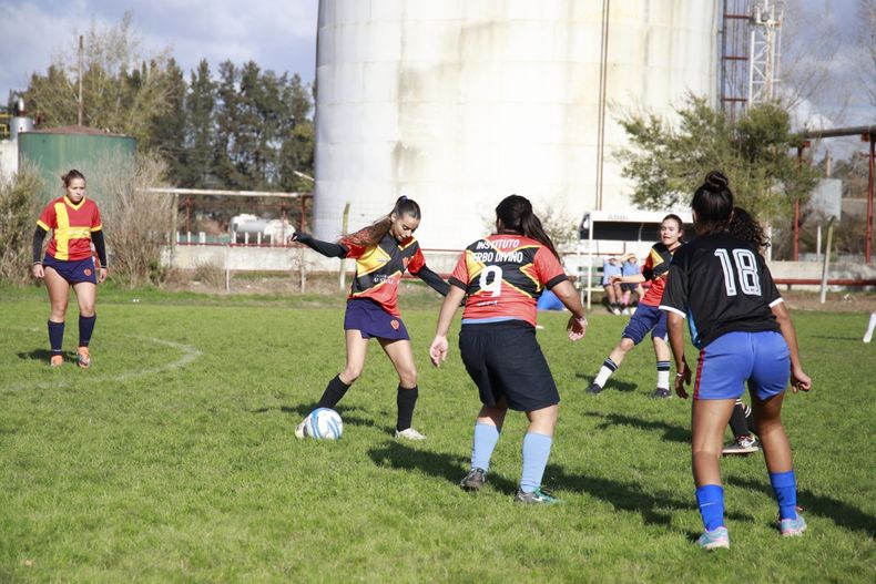 PARTIDO. Las chicas jugaron la etapa Local del F&uacute;tbol 11 en el Complejo El Gallo.