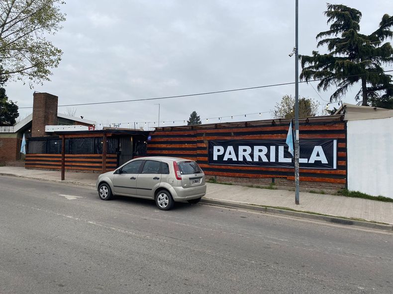 Parrilla 54 está ubicada sobre la colectora, a metros de la Ruta 25, mano a Ciudad de Buenos Aires.