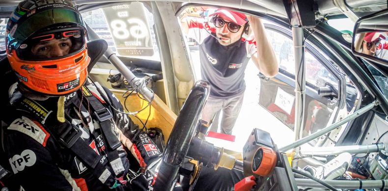 Rossi, sentado en el Toyota Corolla, es asistido por Santero en los entrenamientos previos a los 200K del a&ntilde;o pasado.