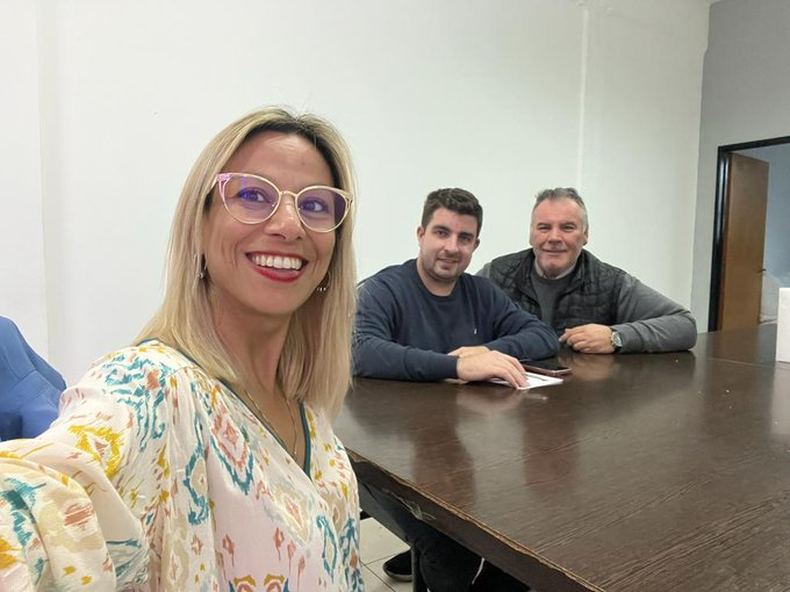 R&eacute;plica. C&aacute;receres, Genna y Trindade se mostraron juntos en una foto.