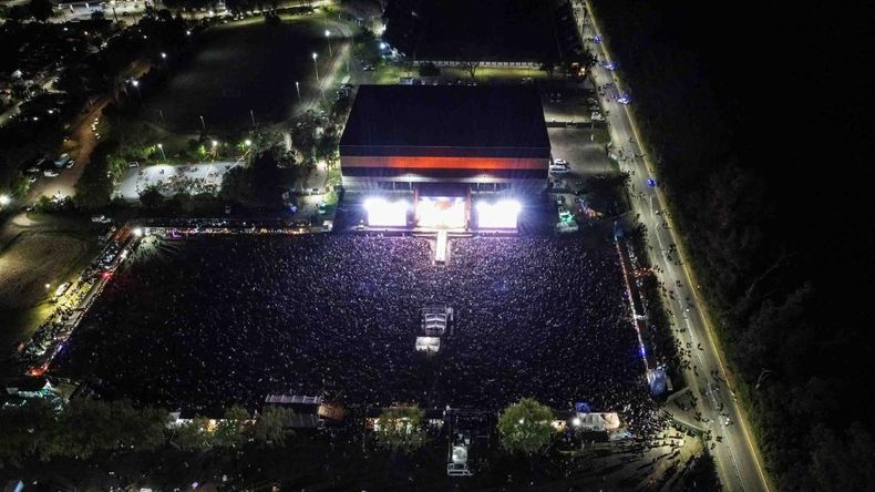 MULTITUD. As&iacute; estuvo el Polideportivo en la noche de este s&aacute;bado.
