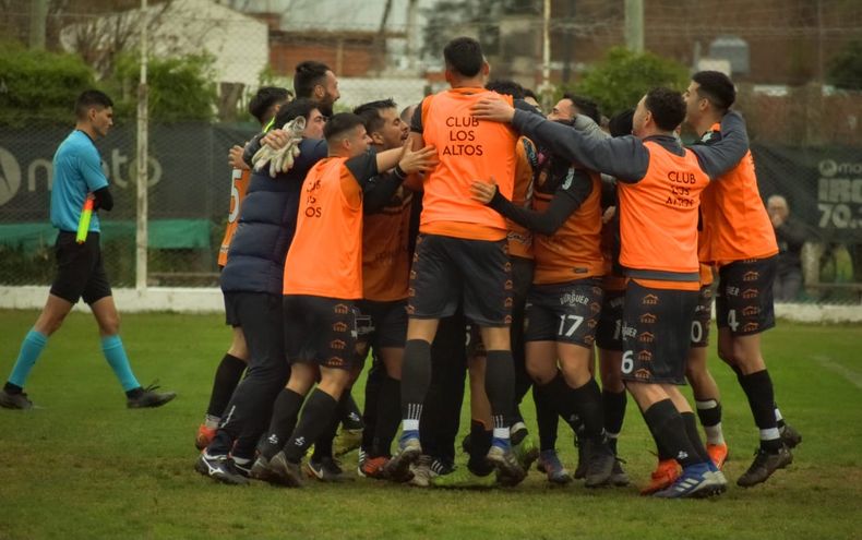 ABRAZO INTERMINABLE. Los jugadores de Los Altos festejan el ascenso a Primera.