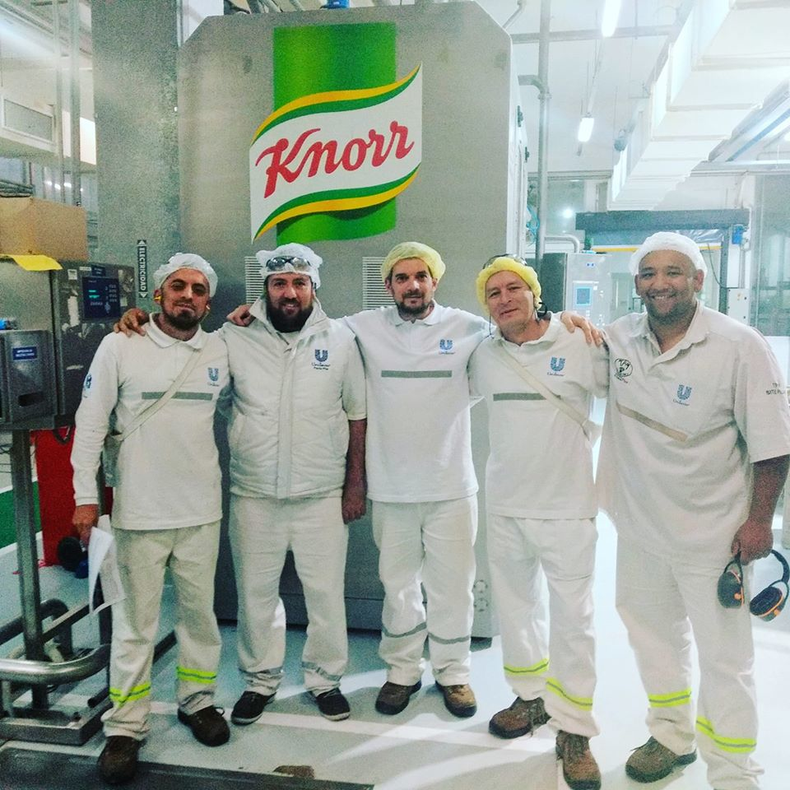 ELECCIONES 2023. Busch (al centro) trabaja desde hacer 15 a&ntilde;os en la planta Pilar Unilever, donde lider&oacute; reclamos de sus compa&ntilde;eros.