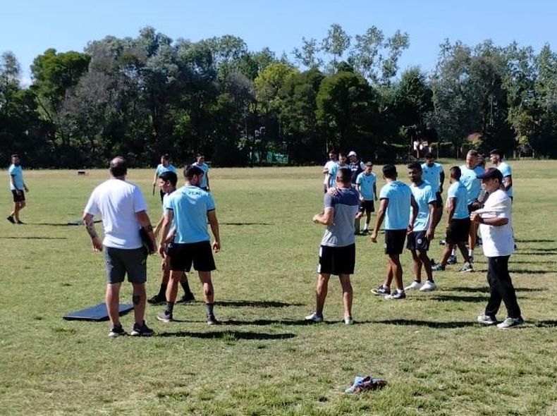 REGRESO. Los jugadores listos para comenzar con la rutina.