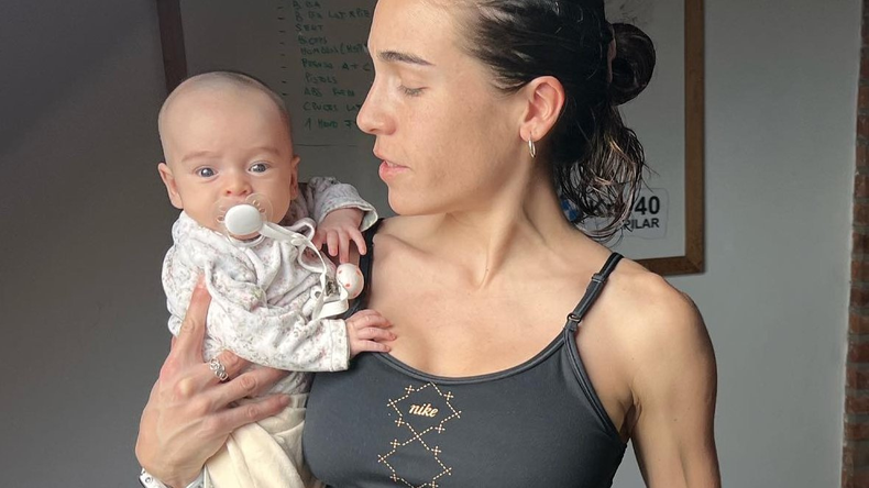 Belén Casetta continúa entrenando acompañada por su hija Lina.