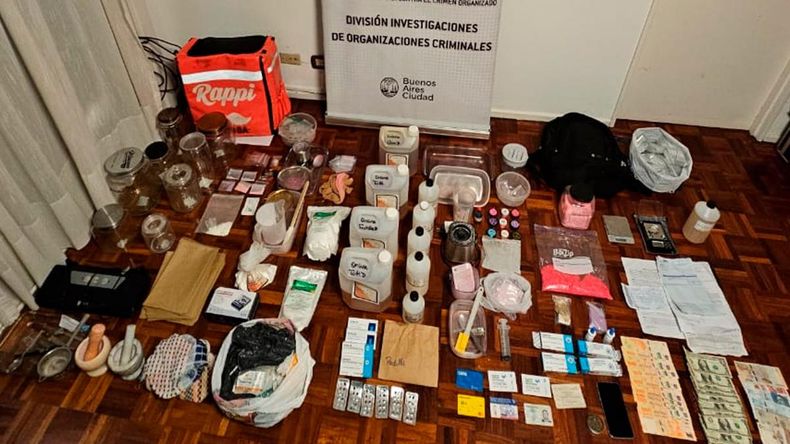 Parte de lo secuestrado por la polic&iacute;a.