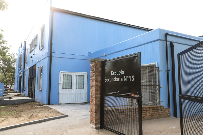 EDIFICIO. Federico Achával recorrió la nueva escuela junto a autoridades, docentes y alumnos.