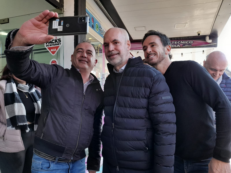 SELFIE. Rodr&iacute;guez Larreta y Neuspiller en un momento de la recorrida.