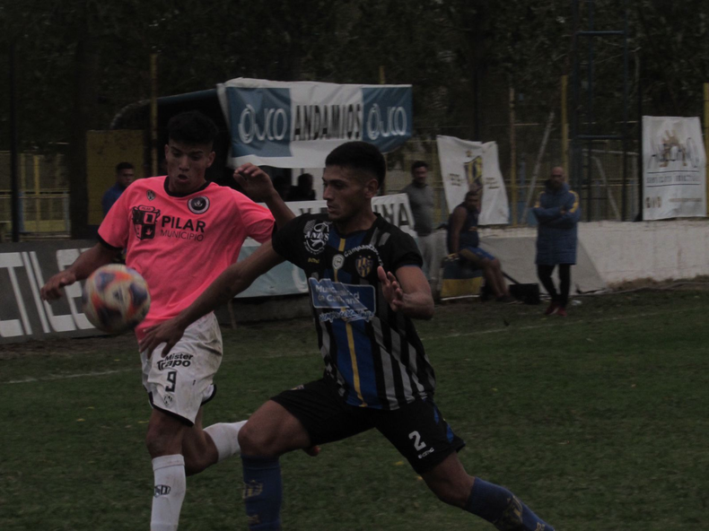PELOTA. Gonzalo Coronel forcejea con Luciano Correa.