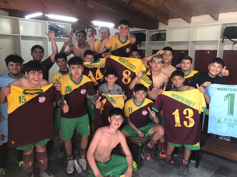 FELICIDAD. Los chicos de la Sub 14 de Monterrey festejaron en el vestuario.