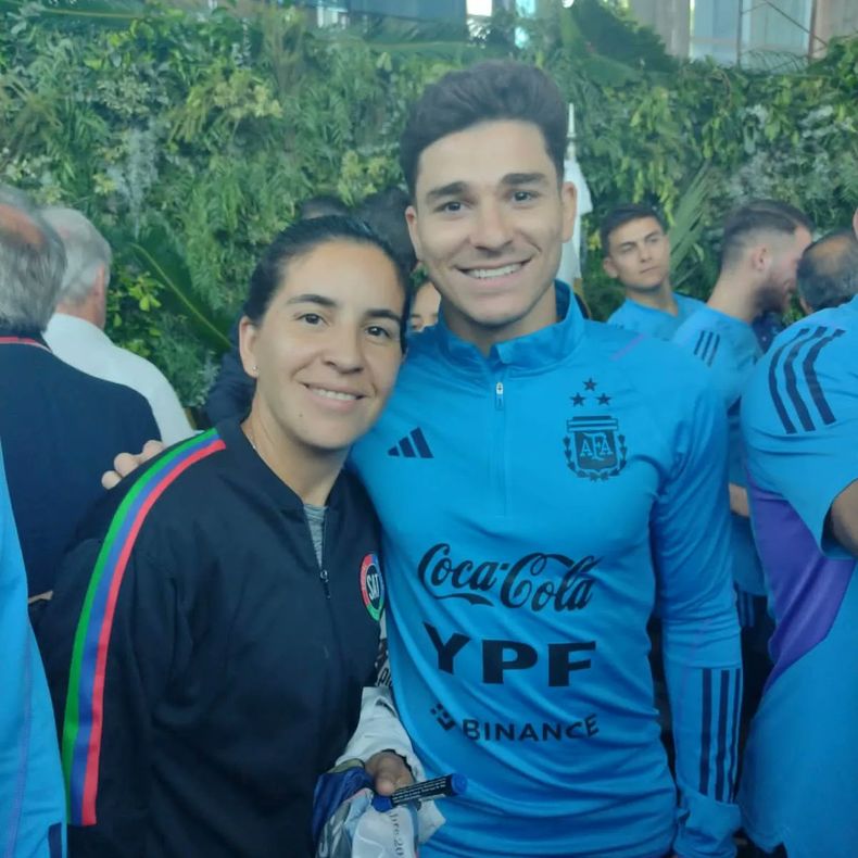 ARAÑA. Antonella Escurra posó junto a Julián Álvarez.