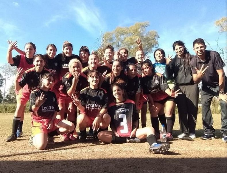 TRES DEDOS. Las chicas de Manzanares marcan el “3” tras golear en Hurlingham.